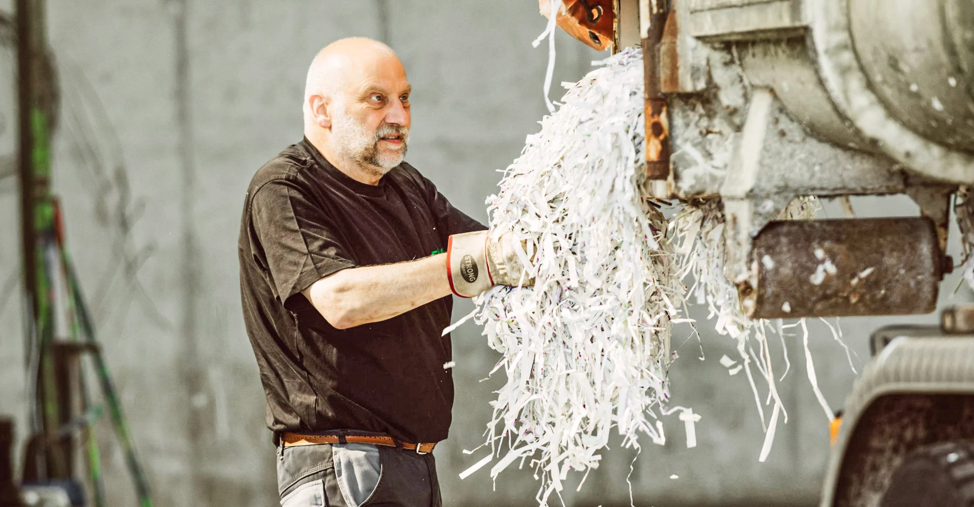 Geschreddertes Papier wird verladen