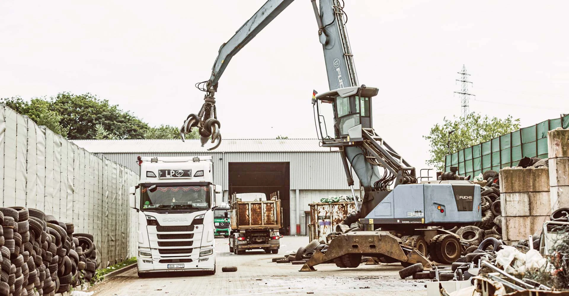 Foto eines Krans und eines LKWs auf dem Hof