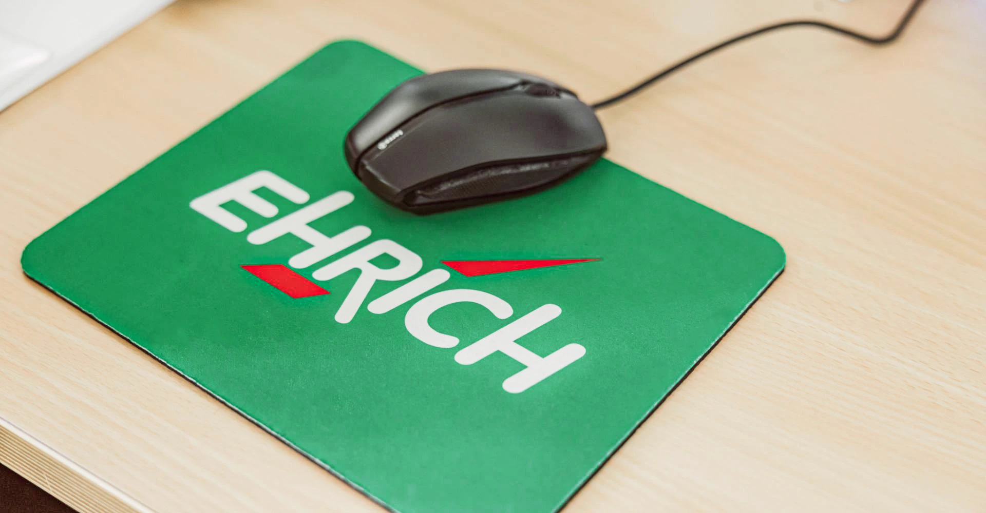 Eine PC-Maus auf einem Ehrich Mauspad