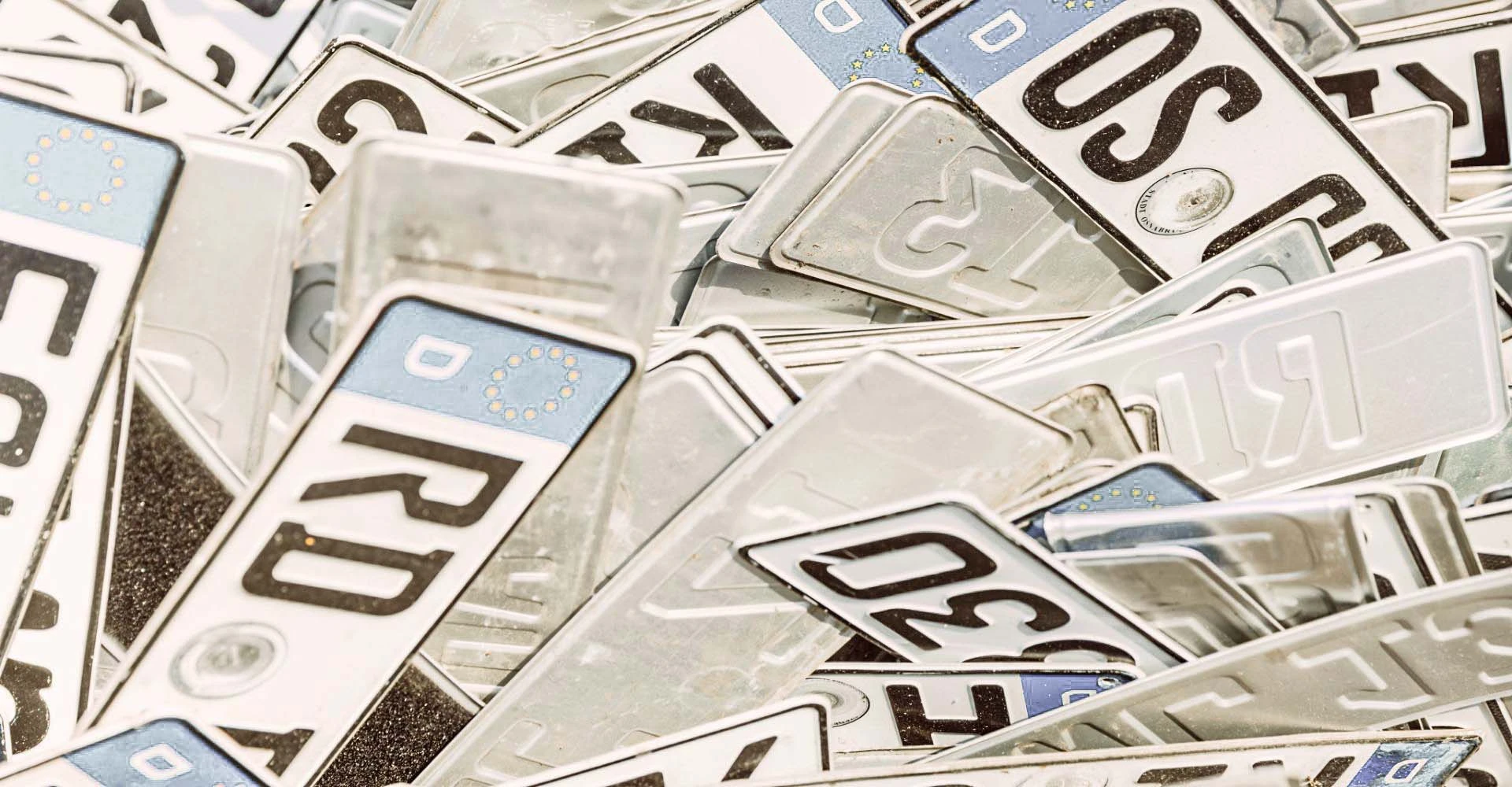 Nahaufnahme alter Nummernschilder