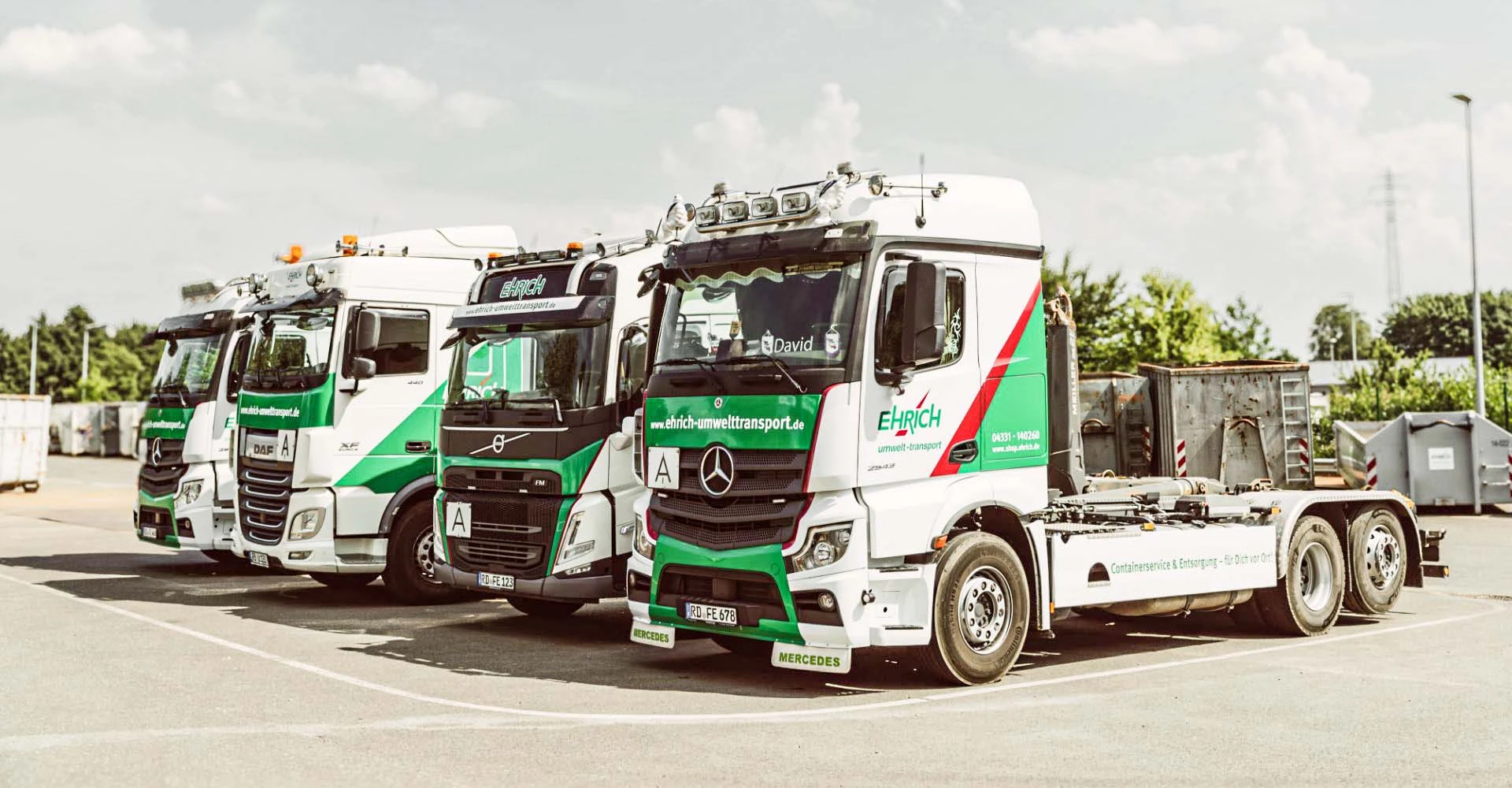 Vier LKWs in einer Reihe