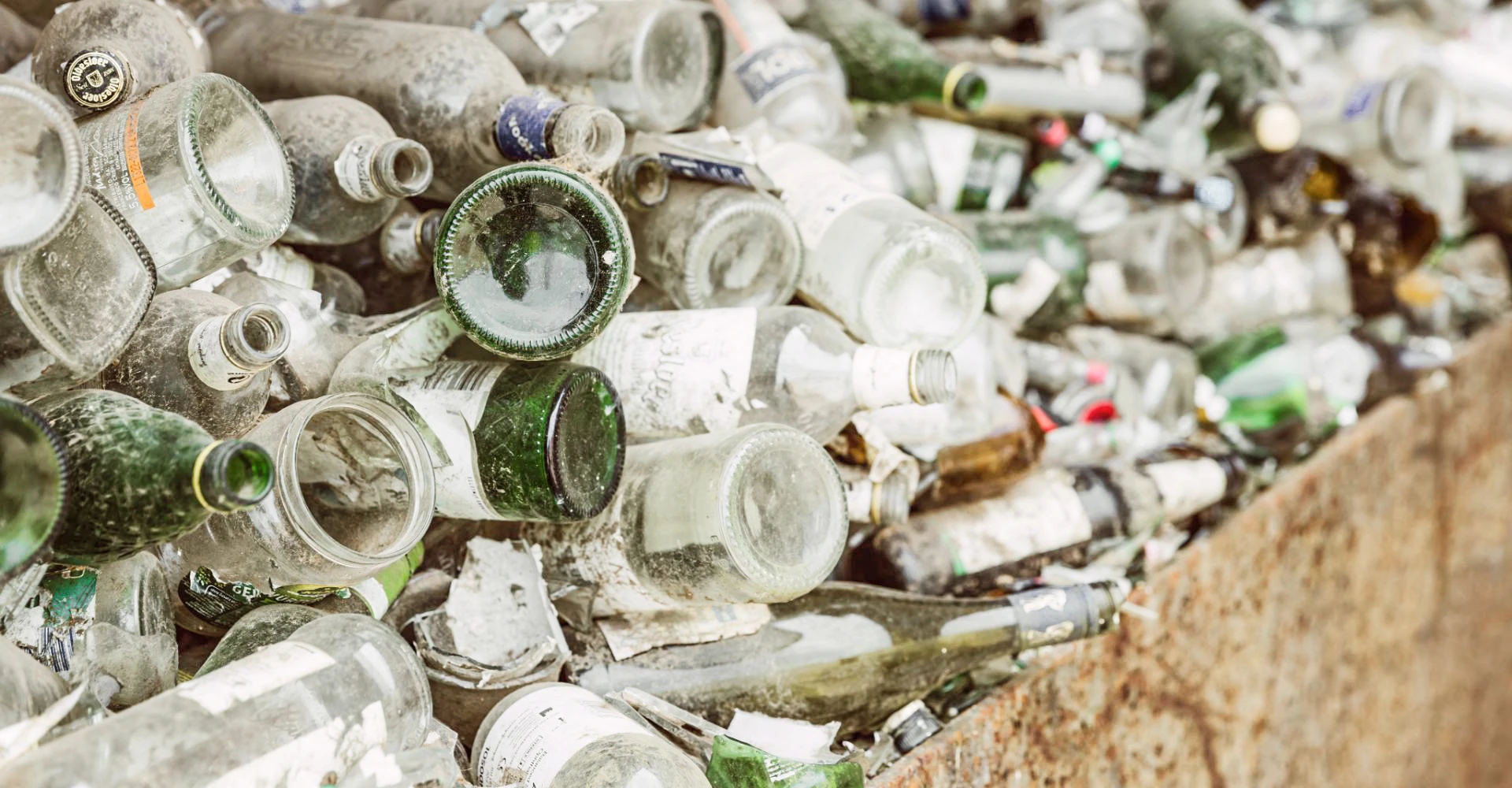 Nahaufnahme von Altglas