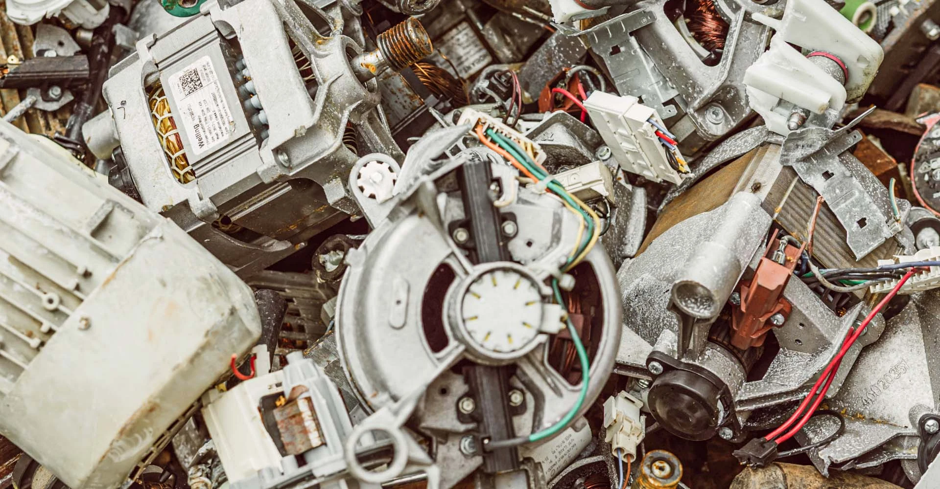 Nahaufnahme von verschiedenen Bauteilen aus Metall