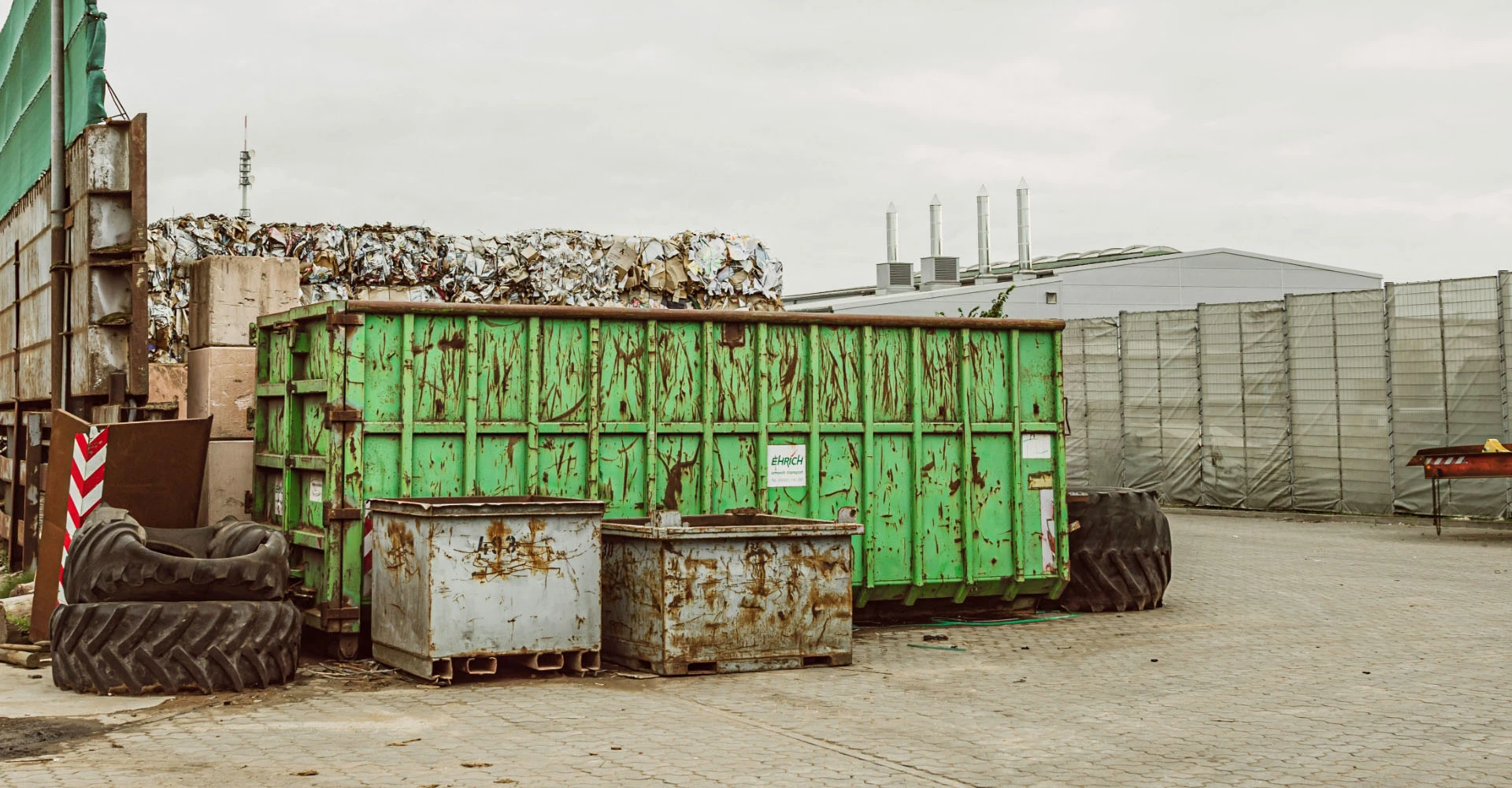Großer hellgrüner Container