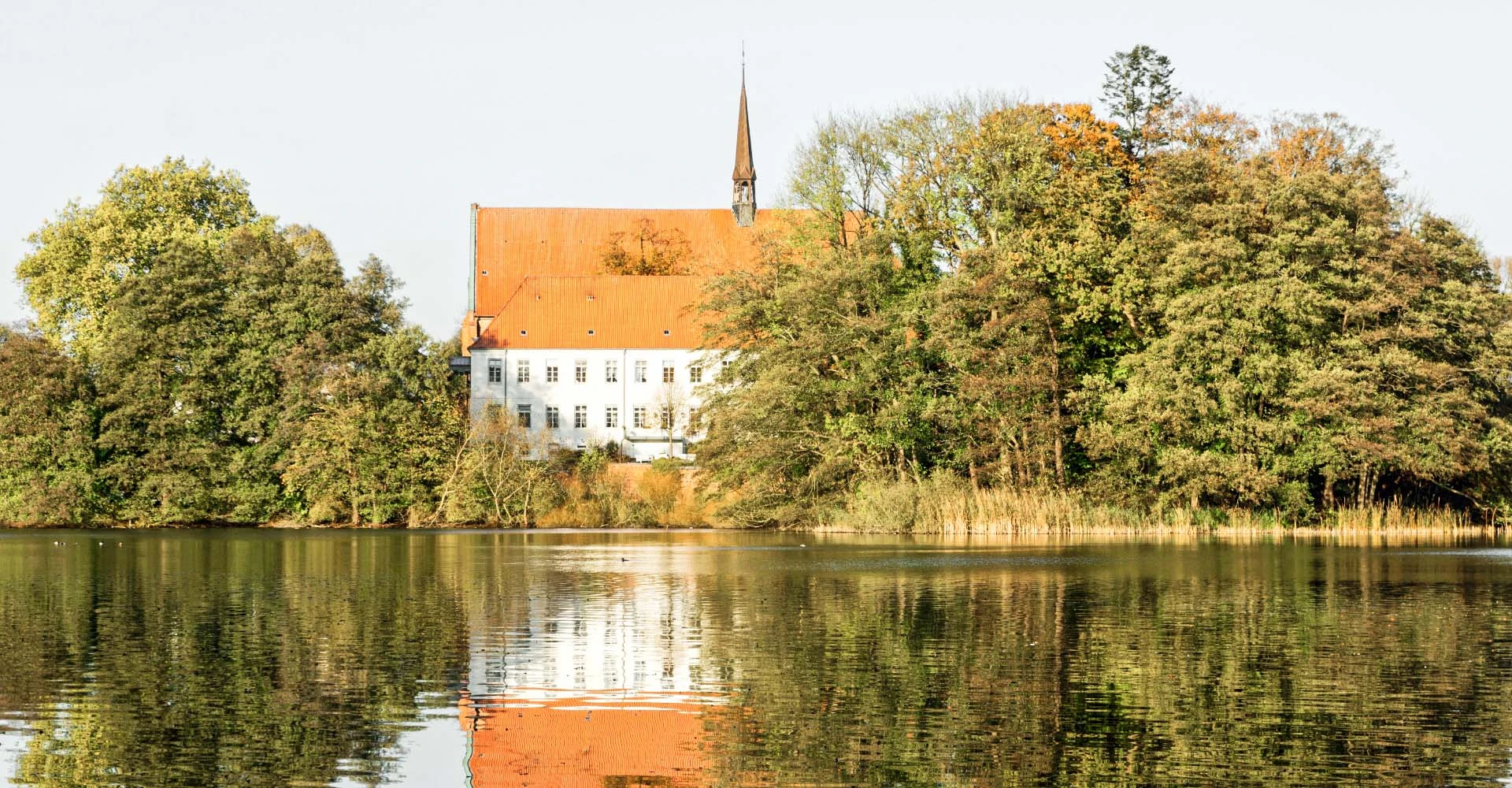 Altes Gebäude von einem See aus fotografiert