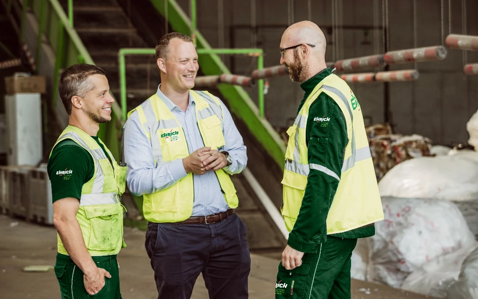 Drei Ehrich Angestellte unterhalten sich