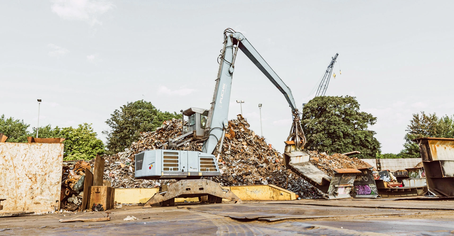 Ein Bagger vor einem Haufen Abfall