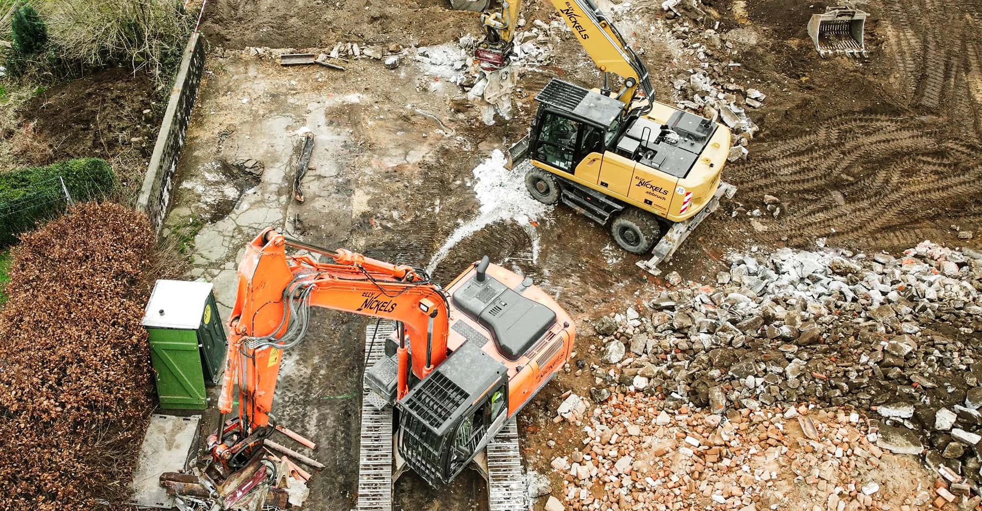 Zwei Abbruchfahrzeuge von Elly Nickels von oben fotografiert